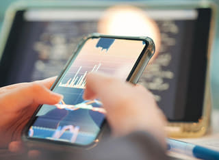 Proceso de retiro transparente y transferencia de fondos siendo verificados por un inversor