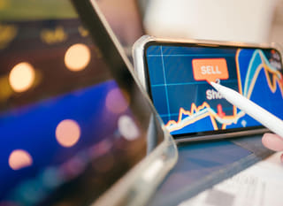 Trader que examina alternativas de Bitcoin, Ethereum y divisas en múltiples mercados