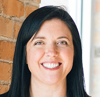 Retrato de Sophie Hartwell, integrante del equipo de servicio y jefa de atención al cliente